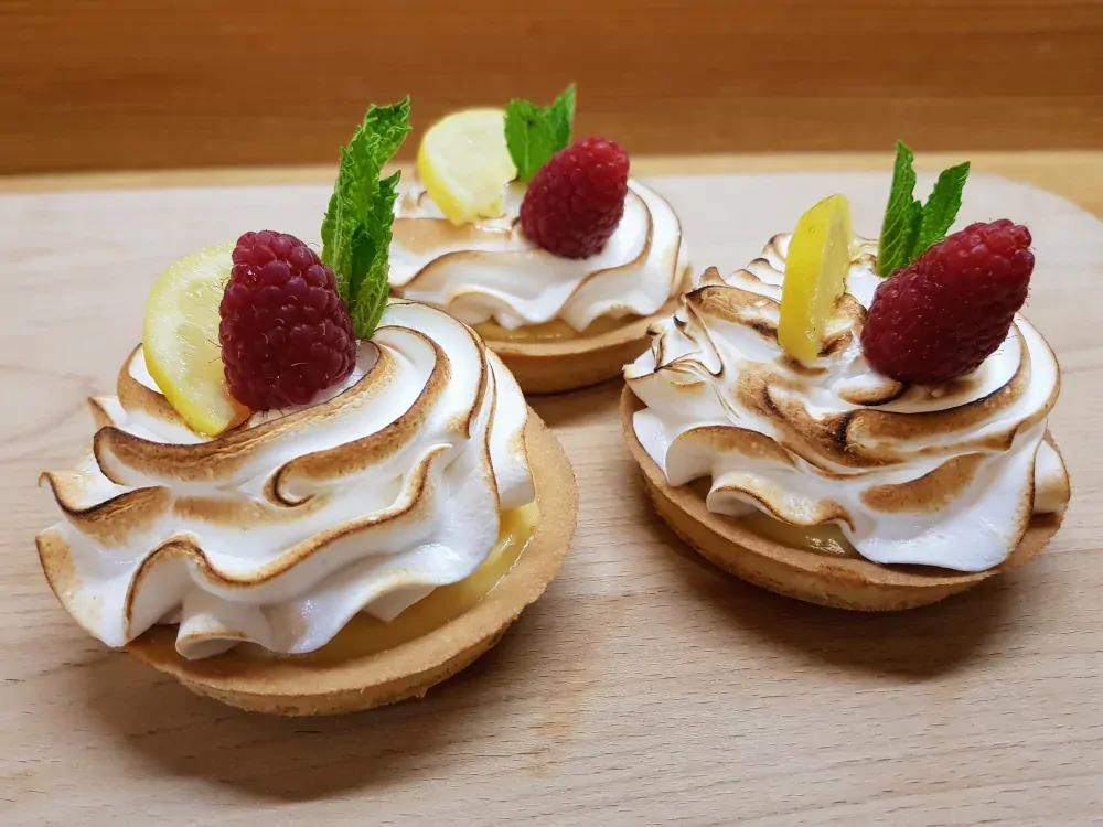 Tartaletka s citronovým pyré a flambovaným sněhem (min. 10 kusů)